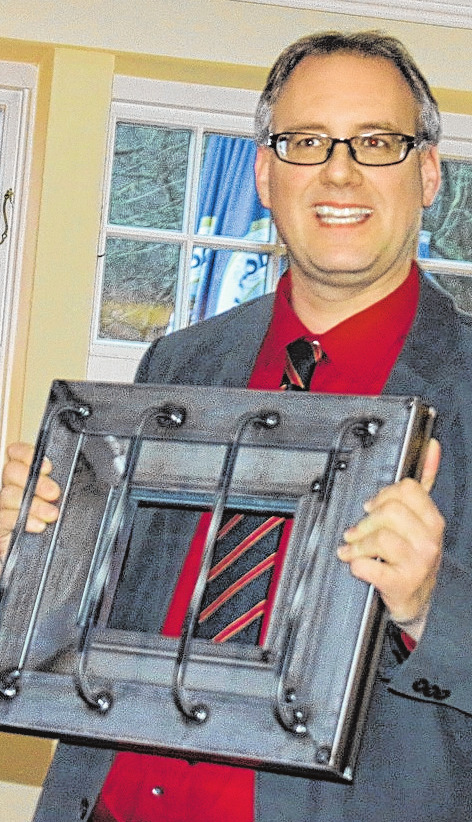 Jan Bluhm, Vorsitzender des Prüfungsausschusses, zeigt das Gesellenstück.