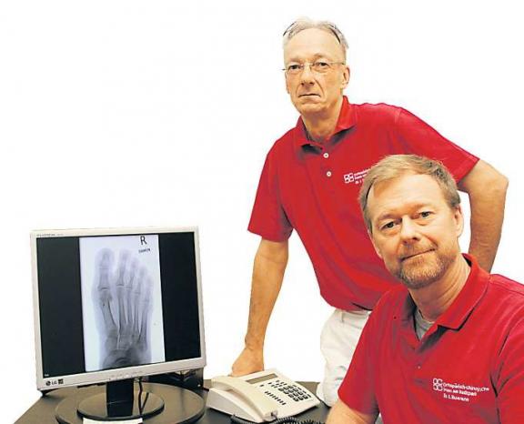 Dr. med. Edzard Busemann (vorne), Facharzt für Orthopädie, und Dr. med. Jan Siemers, Facharzt für Chirurgie, Orthopädie und Unfallchirurgie, arbeiten mit innovativen Magnesiumschrauben. Dr. med. Edzard Busemann (vorne), Facharzt für Orthopädie, und Dr. med. Jan Siemers, Facharzt für Chirurgie, Orthopädie und Unfallchirurgie, arbeiten mit innovativen Magnesiumschrauben.