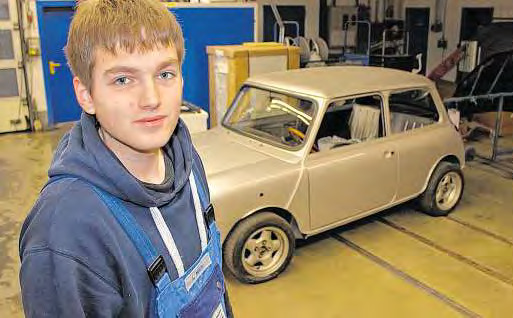 Liam Möller lernt Kfz-Lackierer. Dazu gehört auch die Restauration von Schmuckstücken wie dem Mini. FOTO: PHILIPP AISSEN