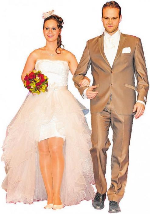 Bei der Modenschau der „Herz an Herz“ werden schöne Hochzeitsoutfits gezeigt.