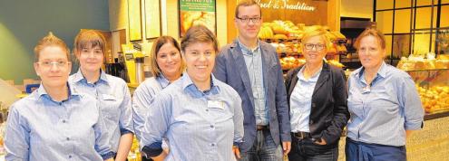 Kirsten und Stefan Sköries freuen sich mit ihrem Sereetzer Team über den gelungenen Umbau.Daniela Baer leitet den Postshop im famila Markt in Sereetz.