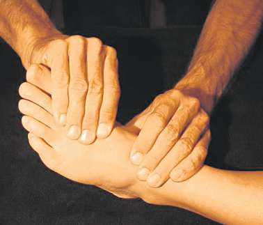 Durch sanften Druck oder Zug können Funktionsstörungen an den Gliedmaßen osteopathisch behoben werden. FOTOS: HFR Durch sanften Druck oder Zug können Funktionsstörungen an den Gliedmaßen osteopathisch behoben werden. FOTOS: HFR