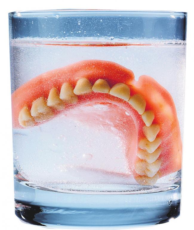 Auch bei den dritten Zähnen kommt es auf die tägliche Hygiene an. FOTO: ERWIN WODICKA/FOTOLIA Auch bei den dritten Zähnen kommt es auf die tägliche Hygiene an. FOTO: ERWIN WODICKA/FOTOLIA