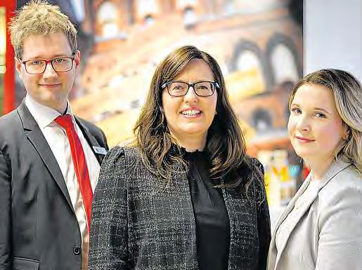Philipp Weihrauch und Maja Thormählen gemeinsam mit Nina Gutteck (Mitte), die für die Ausbildung und Personalentwicklung bei der Sparkasse zu Lübeck zuständig ist. FOTOS: PHILIPP AISSEN