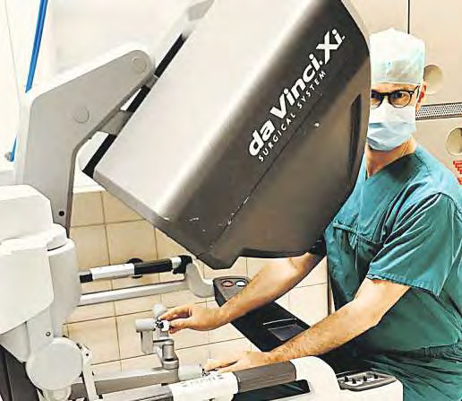Bedient wird das System mit Händen und Füßen: Prof. Dr. Axel Merseburger im „da-Vinci-Cockpit“. FOTO: UKSH Bedient wird das System mit Händen und Füßen: Prof. Dr. Axel Merseburger im „da-Vinci-Cockpit“. FOTO: UKSH