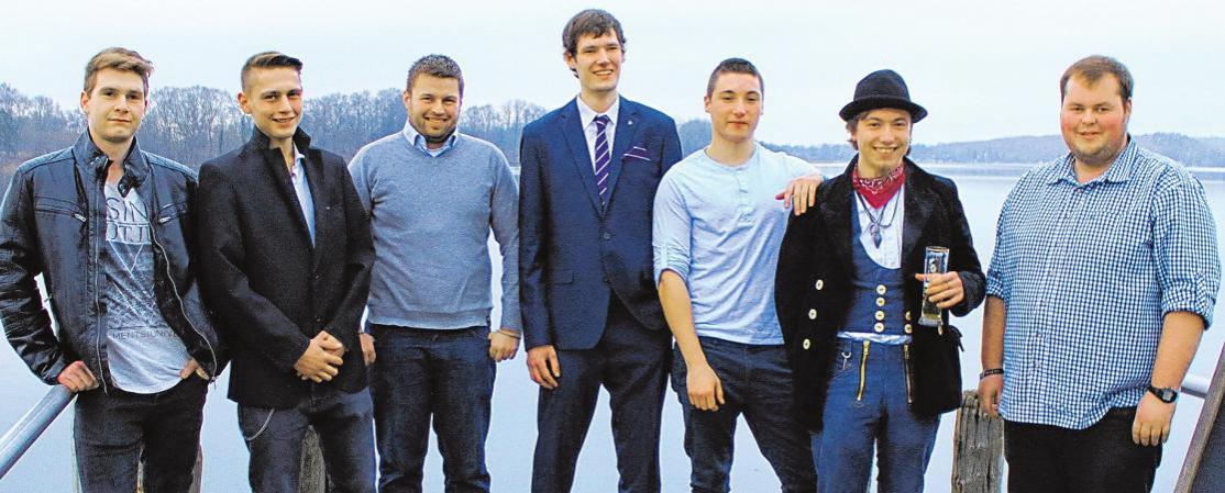 Sieben Gesellen der Metall-Innung wurden am Wochenende freigesprochen (v.li.): Paul-Sascha Gerling, Tim Westphal, Jan-Hendrik Jungclaussen, Norman Kunikowski, Sebastian Mertens, James Soff und Mirko Horn. FOTOS: PHILIPP AISSEN