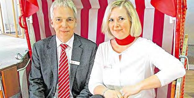 Katrin Oldenburg-Farklas und Peter Ahlf in Eutin: Stellvertretend für über 30 Immobilien- und Geschäftskundenberater empfehlen sie eine Baufinanzierung mit der Sparkasse Holstein und LBS. FOTO: HFR