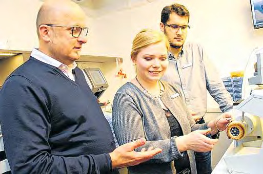 Wolfgang Reckzeh erklärt den angehenden Augenoptikern Katharina Bosse und Oliver Tonn, wie Polieren funktioniert. FOTO: CP