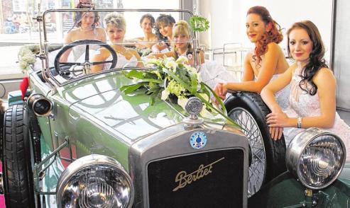 Nicht nur Hochzeitsmode, auch Dekorationen, Torten sowie das richtige Brautauto stehen bei der „Herz an Herz“ im Mittelpunkt.