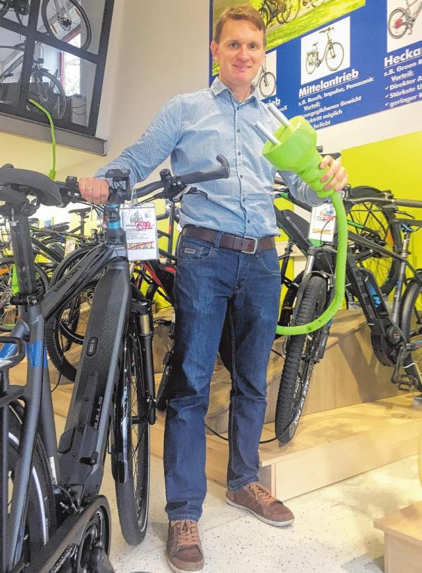 Unplugged war gestern. Achim Geller-Brünjes (Zweirad Wöltjen) weiß, dass immer mehr Radler auf das E-Bike umsteigen. FOTO: SÖD