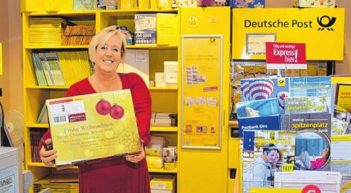 Daniela Baer leitet den Postshop im famila Markt in Sereetz.