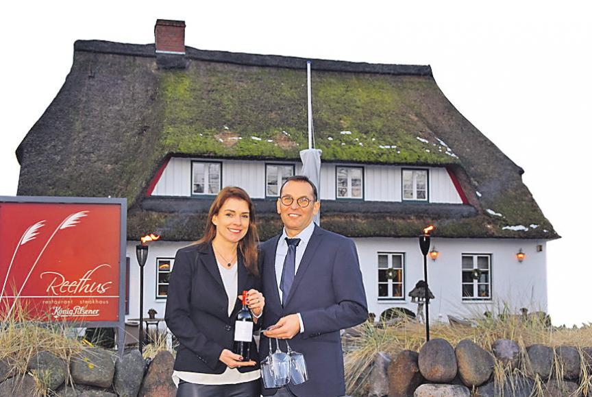 Die neuen Inhaber vom Reethus: Birgit Schultz und Hartmut Mai. FOTO: KG Die neuen Inhaber vom Reethus: Birgit Schultz und Hartmut Mai. FOTO: KG