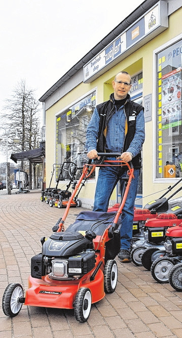 Jörg Schöning berät rund um Rasenmäher. FOTO: GRAAP