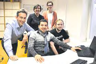 Firmenchef Holger Frank, die Vermittlerinnen Carmen Lindner sowie Susanne Wilke und auch Kollege Felix Martin freuen sich, dass Muhamed seinen Traumberuf gefunden hat. Firmenchef Holger Frank, die Vermittlerinnen Carmen Lindner sowie Susanne Wilke und auch Kollege Felix Martin freuen sich, dass Muhamed seinen Traumberuf gefunden hat.