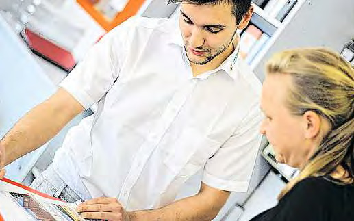 Direkter Kundenkontakt gehört zum Tagesgeschäft des angehenden Groß- und Außenhandelskaufmanns Ersin Cakircali.