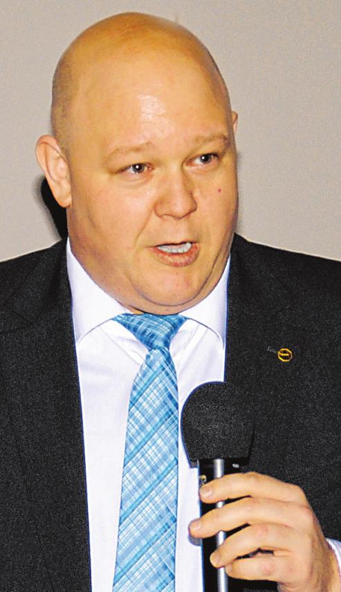 Björn Bigga, Obermeister der Oldenburger Kraftfahrzeug-Innung, gratuliert den frisch gebackenen Junggesellen.