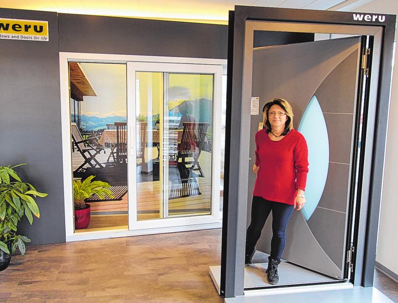 Mitarbeiterin Bettina Bez von Kruse & Reger zeigt in der großen Ausstellung eine einbruchsichere Tür der Firma Weru. FOTO: TORNOW