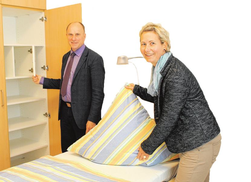 Das Musterzimmer gefällt Fred Mente, Geschäftsführer der Vorwerker Diakonie, und Einrichtungsleiterin Katrin Drochner gut. Künftige Bewohner können ihre Räume natürlich mitgestalten.