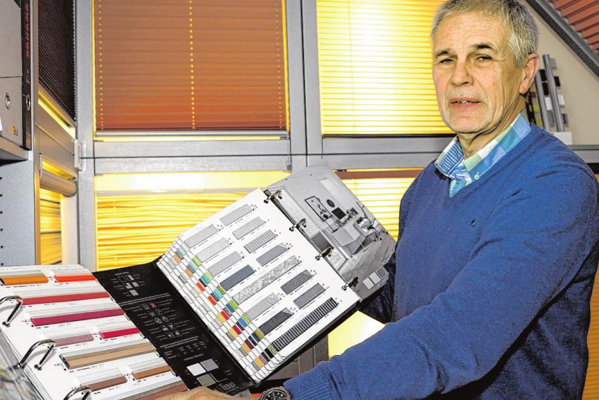Bernd Eberhardt zeigt die große Auswahl an Plissees. FOTO: AHÖ Bernd Eberhardt zeigt die große Auswahl an Plissees. FOTO: AHÖ